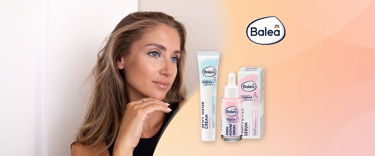 Žena s proizvodima Balea kremom i serumom na ružičasto-bež pozadini