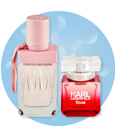 Dva flakony parfémů na modrém pozadí