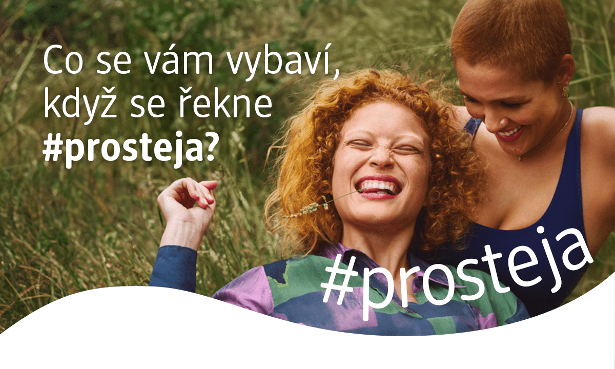Dvě osoby v přírodě s nápisem #prosteja na triku a v textu