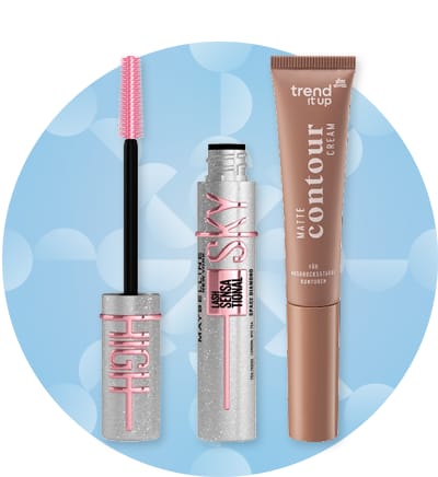 Řasenka a matný konturovací krém na modrém pozadí.