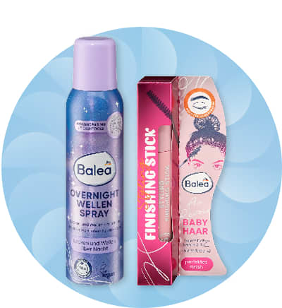 Obrázek: Tři kosmetické produkty značky Balea na modrém pozadí.