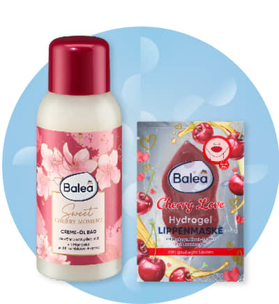 Láhev krémového oleje a balení hydrogelové masky na rty značky Balea s motivem třešní.
