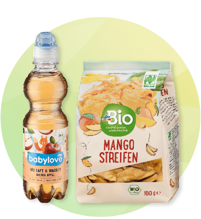 Láhev dětského jablečného nápoje a balení mangových plátků