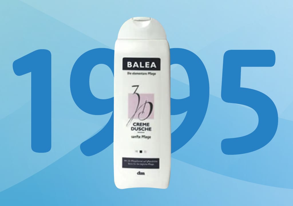 Láhev sprchového gelu Balea před modrým pozadím s číslem 1995
