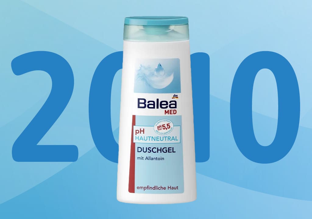 Sprchový gel Balea med na modrém pozadí s číslem 2010