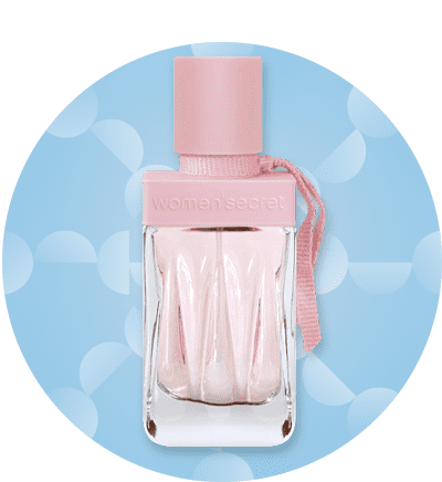 Růžový flakon parfému na modrém pozadí