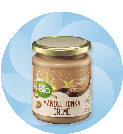 Sklenice mandlového krému s tonka fazolemi na modrém pozadí