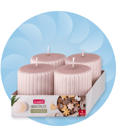 Čtyři růžové svíčky v krabici na modrém pozadí