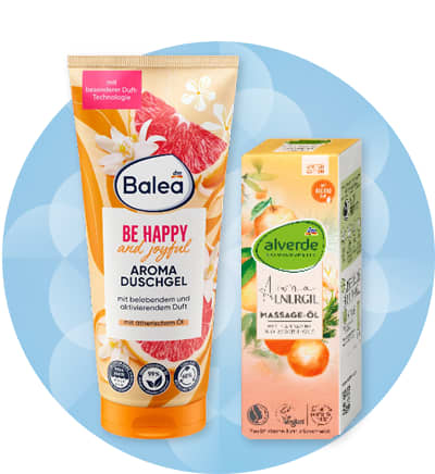 Sprchový gel Balea a masážní olej Alverde na modrém pozadí.