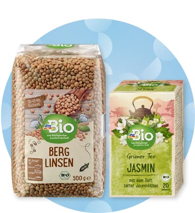 Balíček čočky a krabička zeleného čaje značky dmBio.