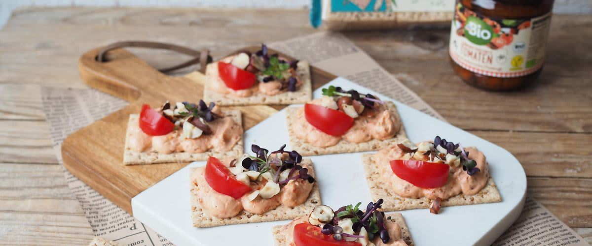 Krekry s pomazánkou, rajčaty a bylinkami