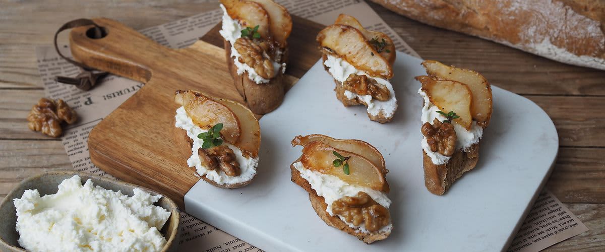 Chlebíčky s ricottou, hruškami a ořechy