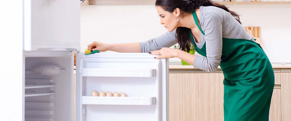 Žena čistí lednici