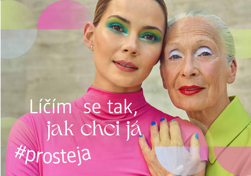 Dvě osoby v barevném oblečení s nápisem Líčím se tak, jak chci já #prosteja