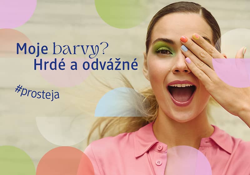 Osoba v růžovém oblečení s textem Moje barvy? Hrdé a odvážné a hashtag #prosteja