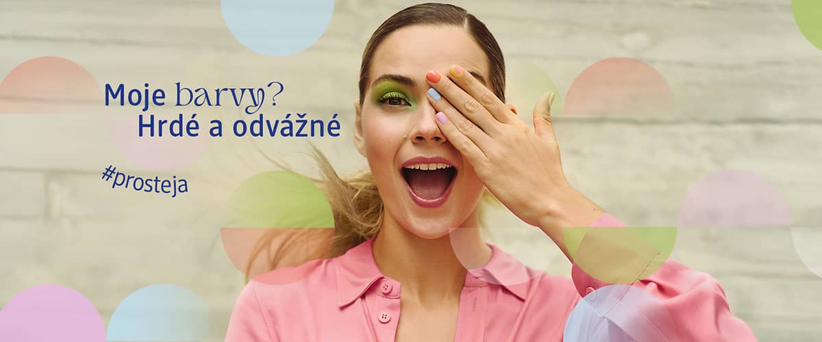 Osoba v růžovém oblečení s textem Moje barvy? Hrdé a odvážné a hashtag #prosteja