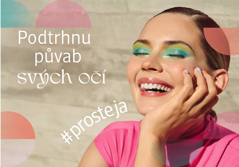 Žena v růžovém tričku s textem Podtrhnu půvab svých očí a hashtagem #prosteja