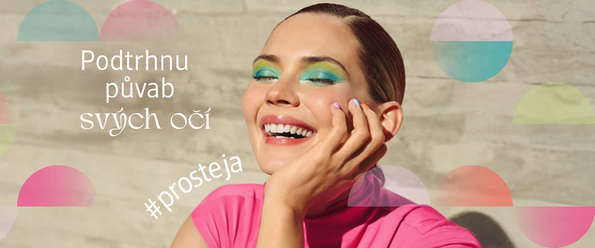Žena v růžovém tričku s textem Podtrhnu půvab svých očí a hashtagem #prosteja
