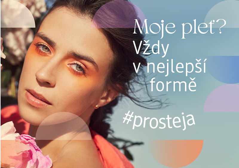 Žena s květinou a textem Moje pleť? Vždy v nejlepší formě #prosteja
