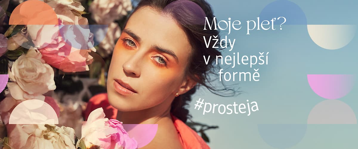 Žena s květinou a textem Moje pleť? Vždy v nejlepší formě #prosteja