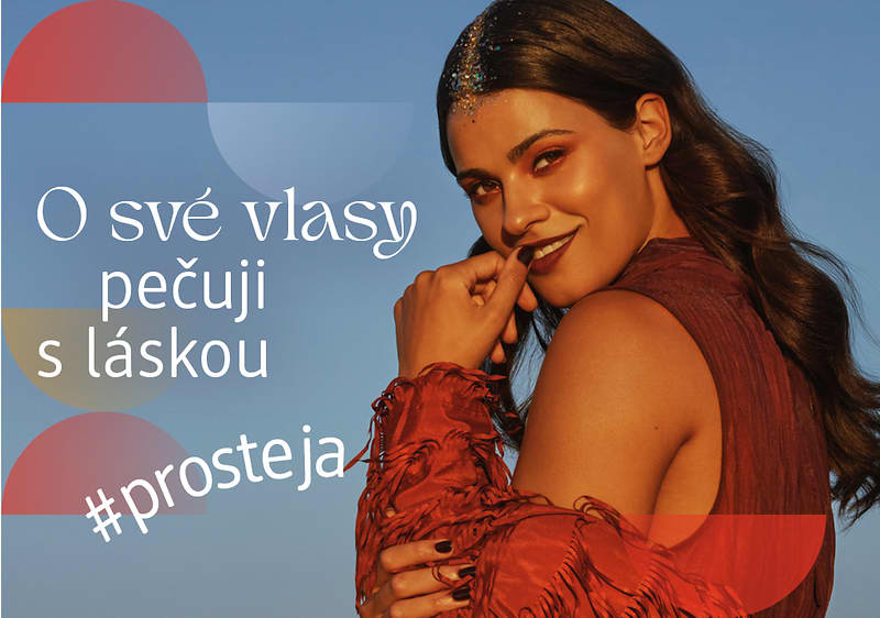 Žena s dlouhými vlasy v červeném oblečení, text O své vlasy pečuji s láskou #prosteja na modrém pozadí