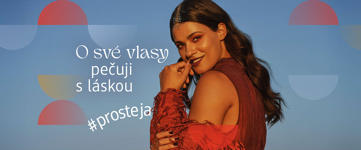 Žena s dlouhými vlasy v červeném oblečení, text O své vlasy pečuji s láskou #prosteja na modrém pozadí