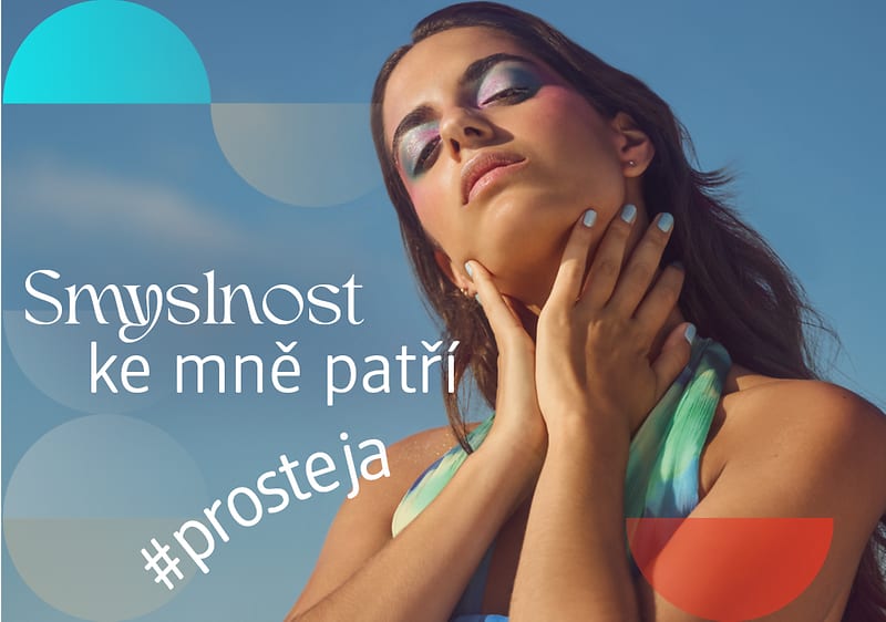 Žena s rukama u krku, text Smyslnost ke mně patří #prosteja na modrém pozadí