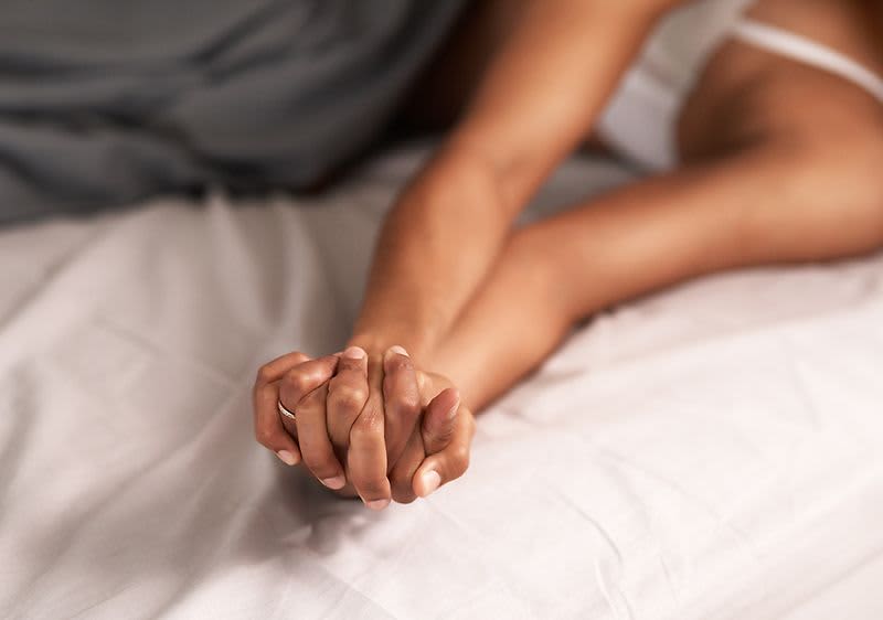 Ruce spojené na posteli