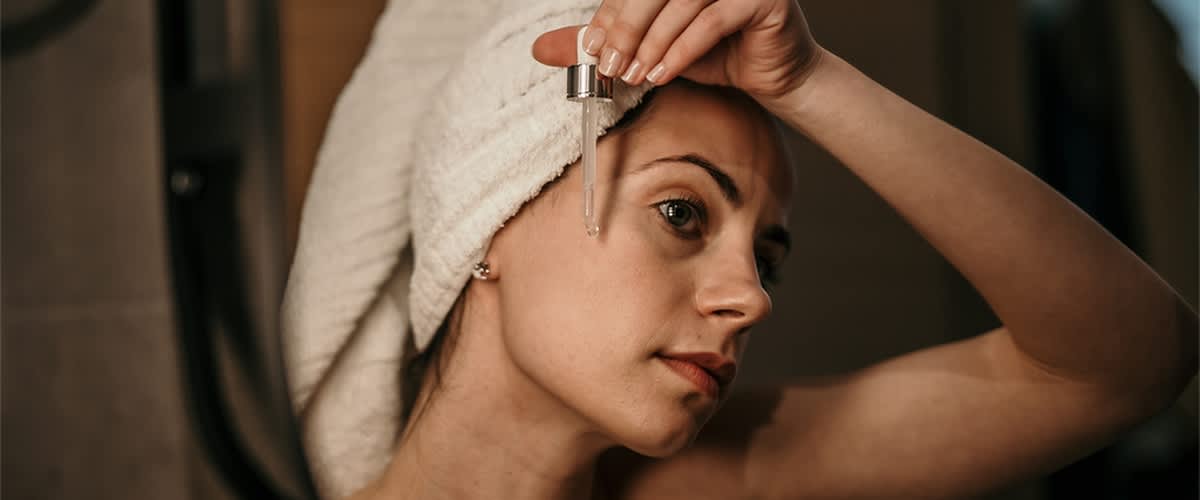 žena si aplikuje vitamin C na pleť