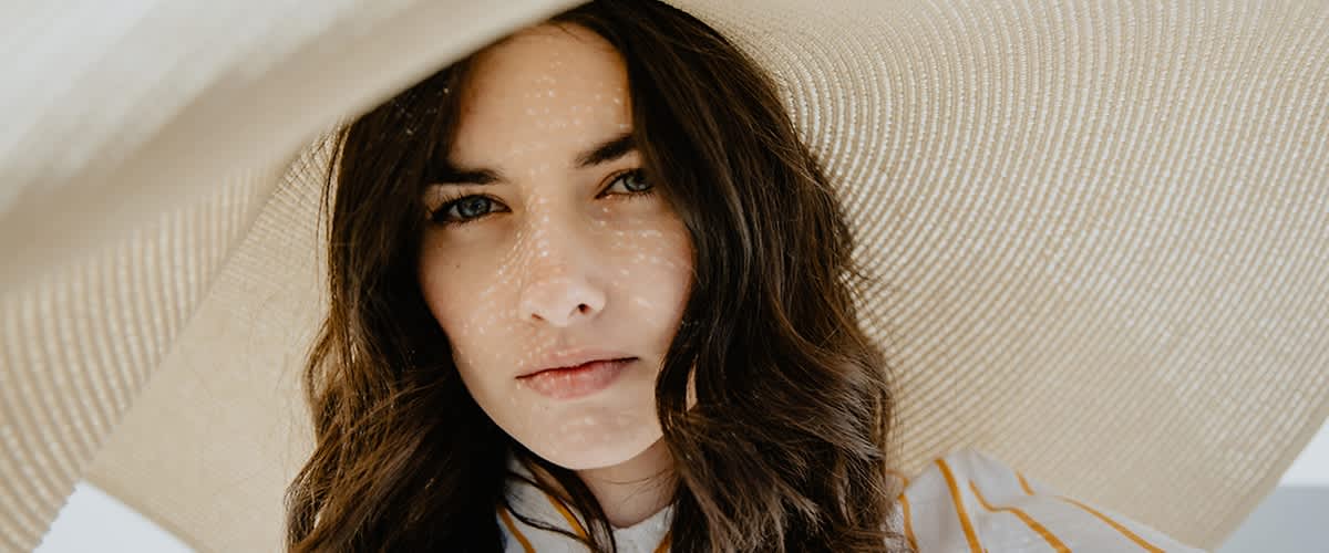 Žena s velkým kloboukem