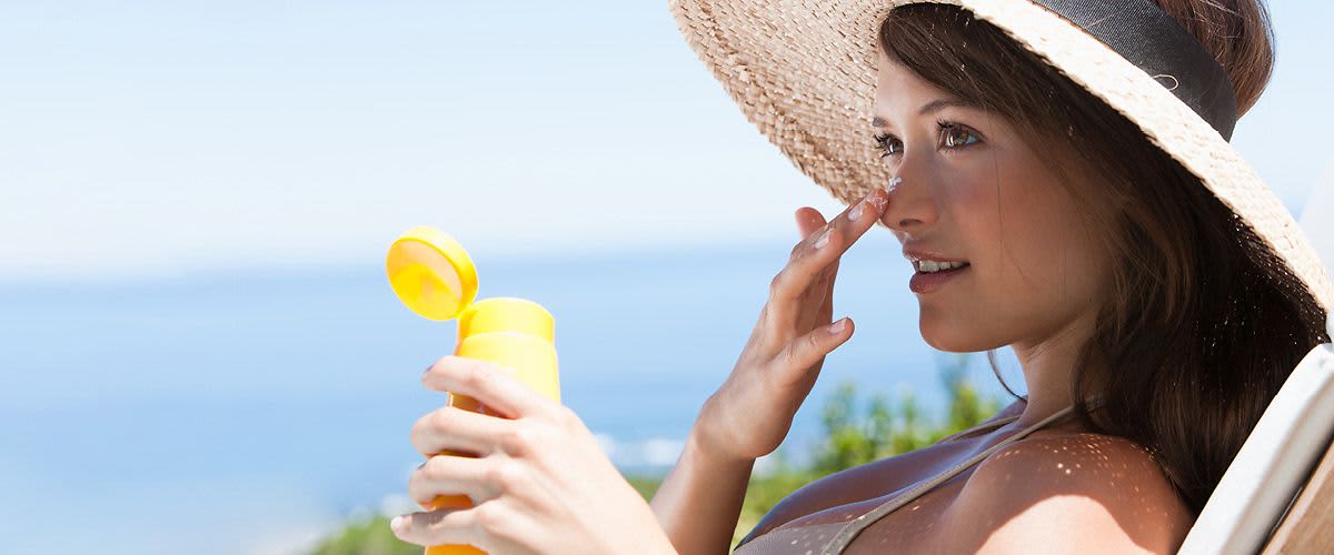 žena si nanáší opalovací krém na obličej