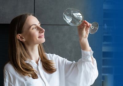 Žena s čistou sklenicí v ruce