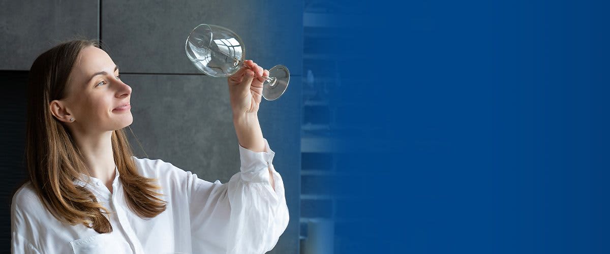 Žena s čistou sklenicí v ruce