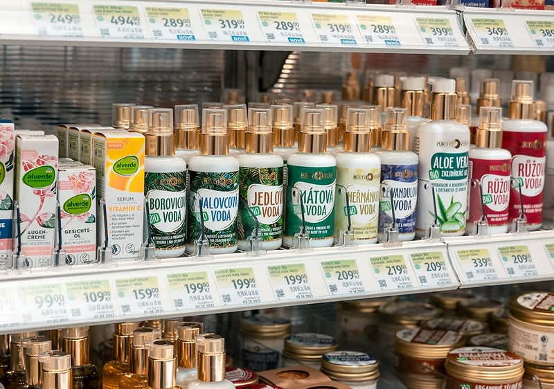 Regály s kosmetickými produkty a pleťovými vodami v obchodě