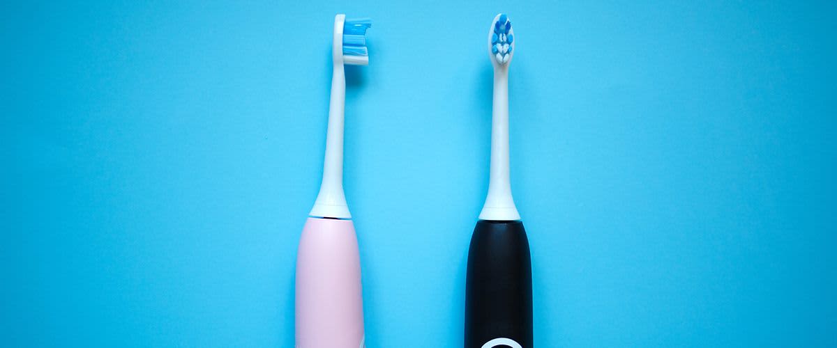 Dvě elektrické zubní kartáčky