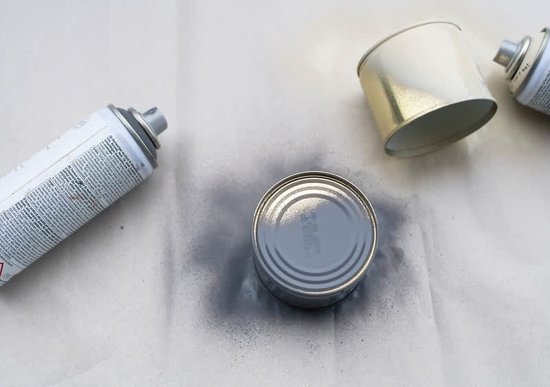 2: Postříkejte plechovku barvou