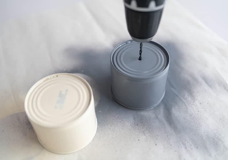 3: Vyvrtejte otvor do dna plechovky