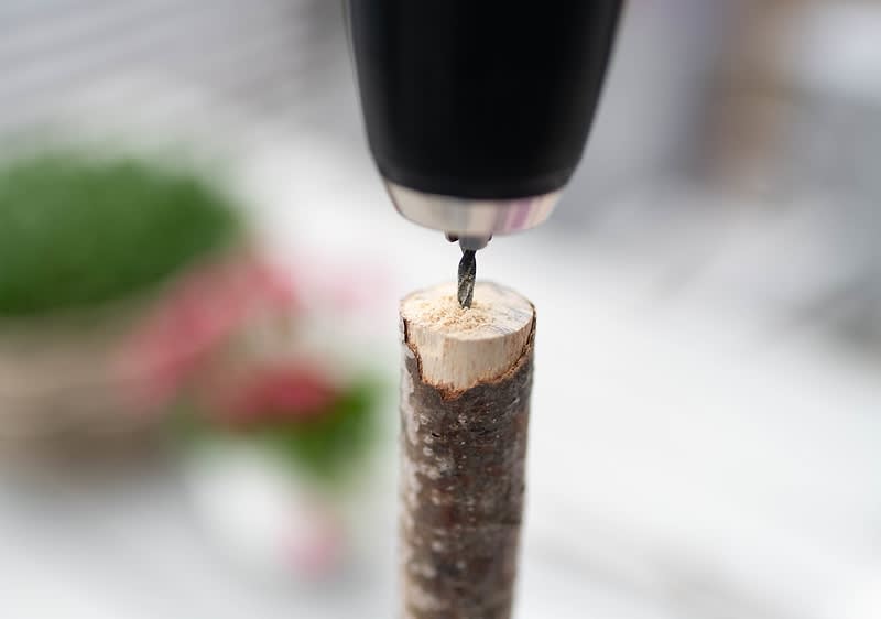 4: Předvrtejte díru do větvičky