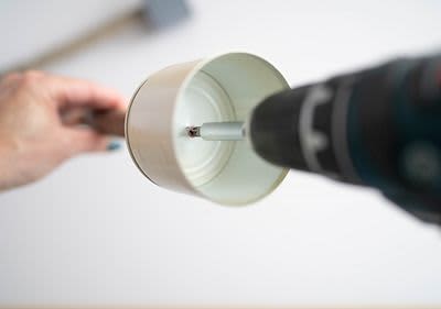 5: Přišroubujte plechovku k větvičce