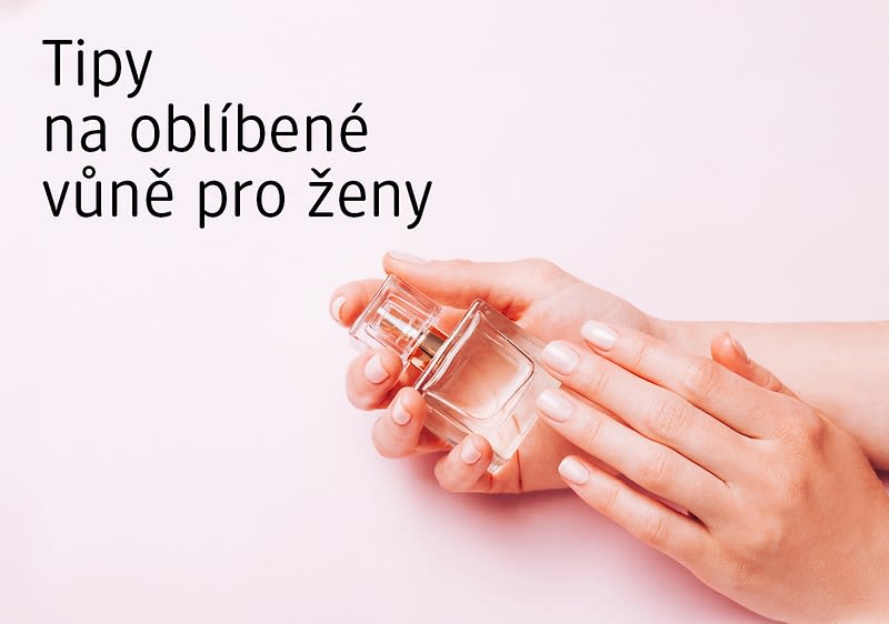 Ruce držící flakon parfému na růžovém pozadí s textem o vůních pro ženy
