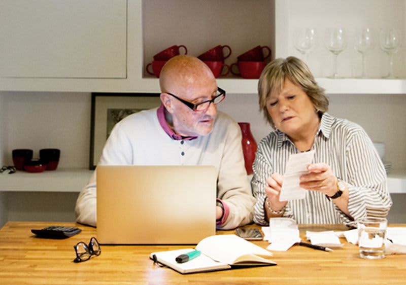 Žena a muž počítají účty