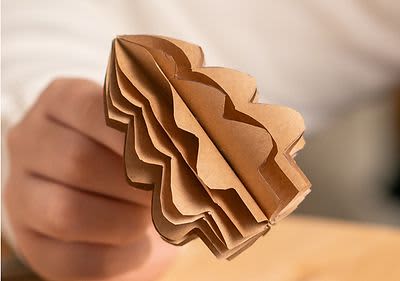 Papírový stromek držený rukou