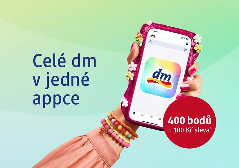 Ruka držící mobil s aplikací dm a nápis Celé dm v jedné appce, červené kolečko 400 bodů = 100 Kč sleva