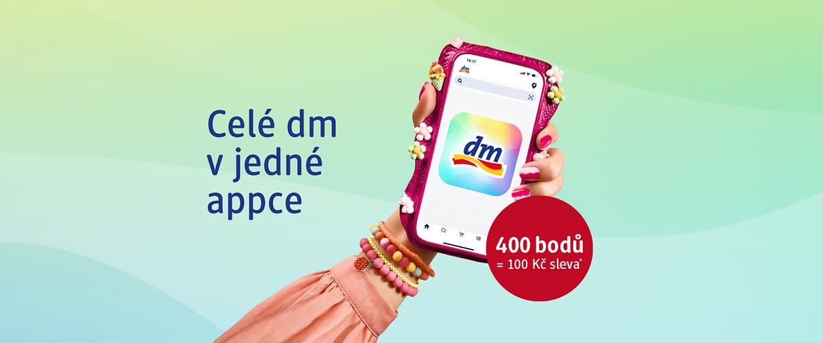 Ruka držící mobil s aplikací dm a nápis Celé dm v jedné appce, červené kolečko 400 bodů = 100 Kč sleva