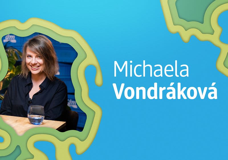 Žena u stolu s vodou, jméno Michaela Vondráková na modrém pozadí