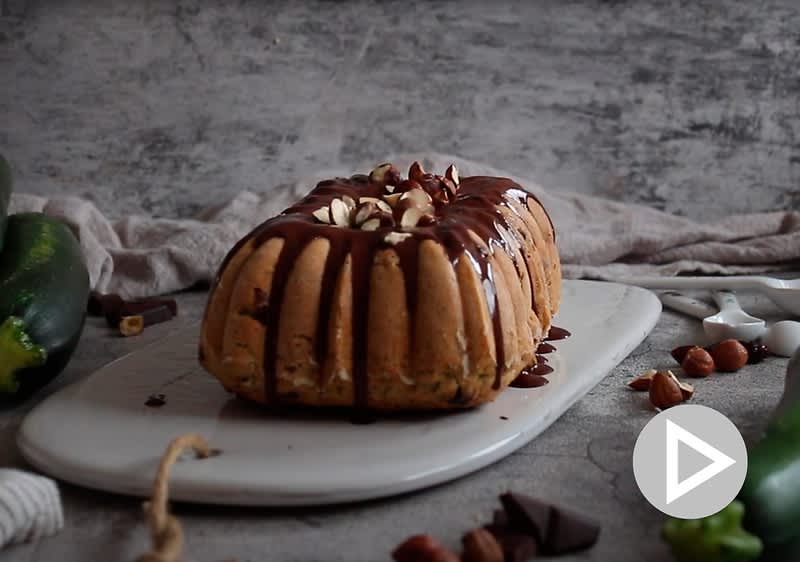 Cuketový chlebíček s čokoládovou polevou a ořechy na servírovacím talíři