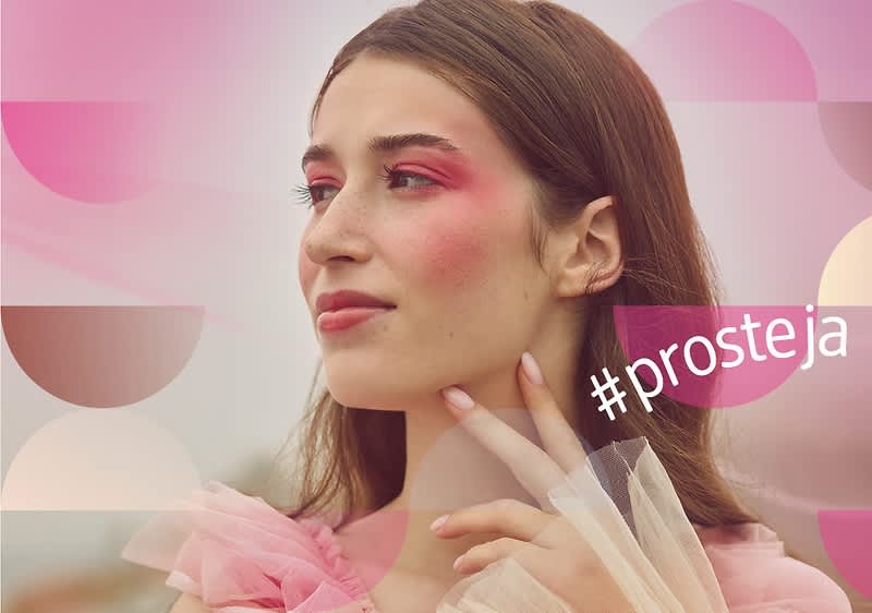 Žena v růžových šatech, hashtag #prosteja