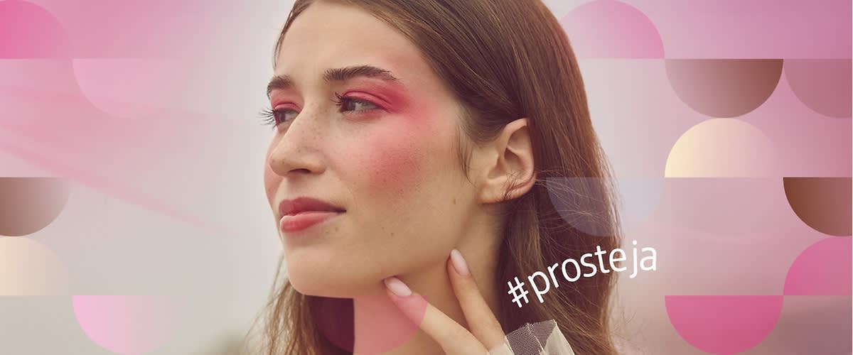 Žena v růžových šatech, hashtag #prosteja
