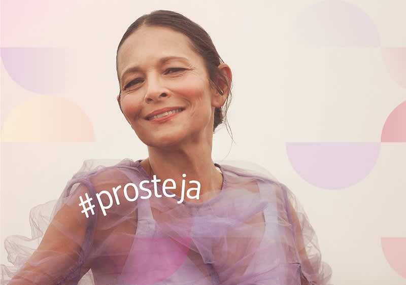 Žena v průsvitném fialovém oblečení a nápisem #prosteja