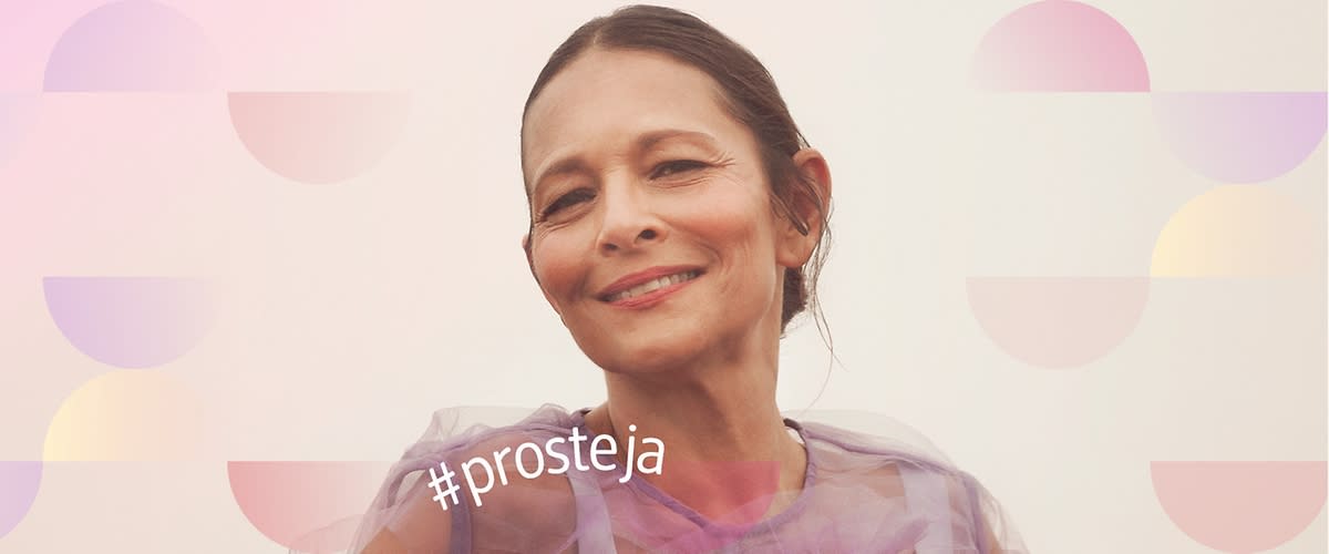 Žena v průsvitném fialovém oblečení a nápisem #prosteja